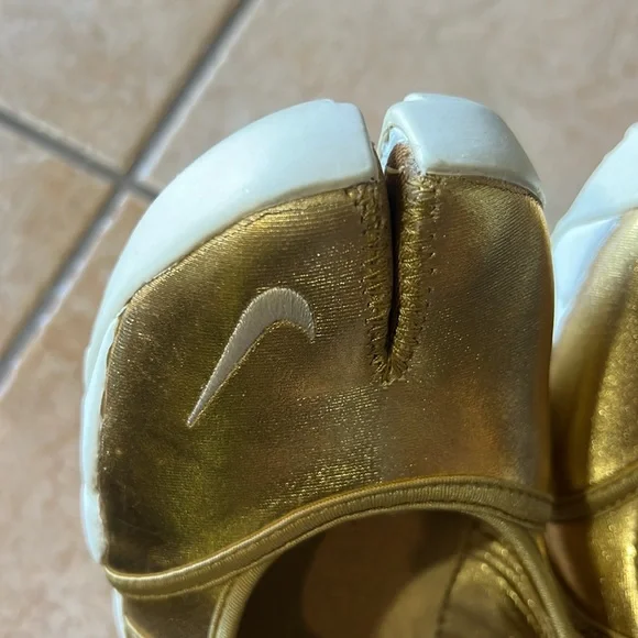 RARE -LIKE NEW Nike Air Rift Metallic Gold Tabis Training Sandal